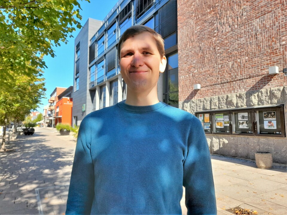 – Jeg var veldig opptatt i går, så da ble det i dag. Det er viktig å stemme, sier Tommy Sørensen (29) etter å ha gjort sin borgerplikt. Tommy Sørensen (29) i blå genser, utenfor valglokalet i Fredrikstad sentrum 13 september 2021