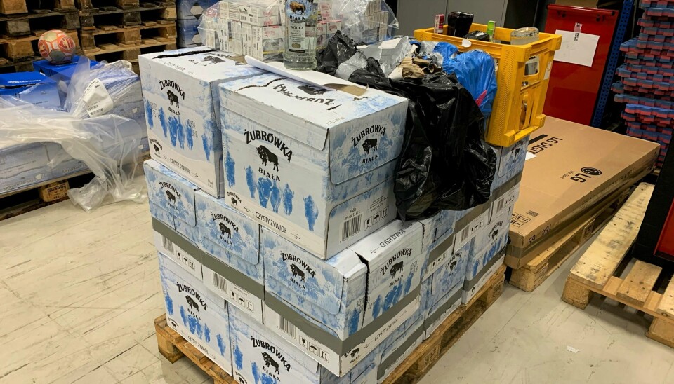 Dette ble funnet i tilhengeren da tollbejentene gjorde en grundig sjekk. Beslag av 303 liter brennevin, 3,7 liter vin og 2.600 sigaretter ved Svinesund tollsted 13. september 2021.