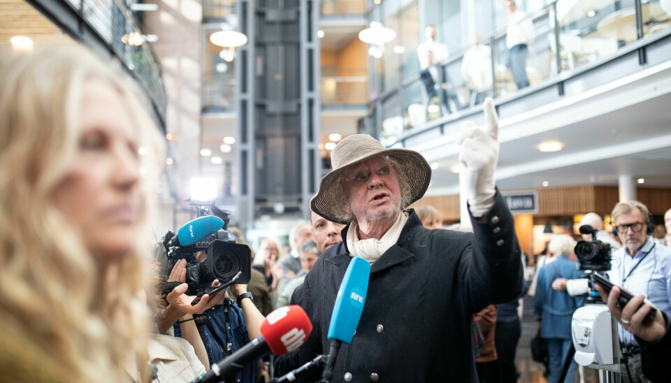 Odd Nerdrums maleri Tre menn i en båt avdekkes på Tjuvholmen. Odd Nerdrums maleri Tre menn i en båt avdekkes på Tjuvholmen.