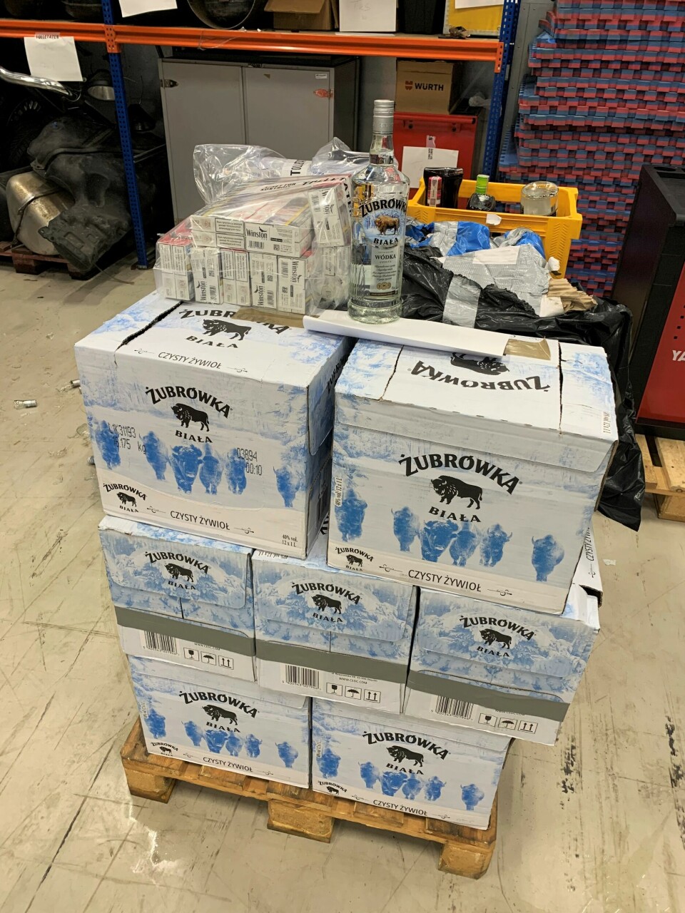 Hele beslaget. Beslag av 303 liter brennevin, 3,7 liter vin og 2.600 sigaretter ved Svinesund tollsted 13. september 2021.