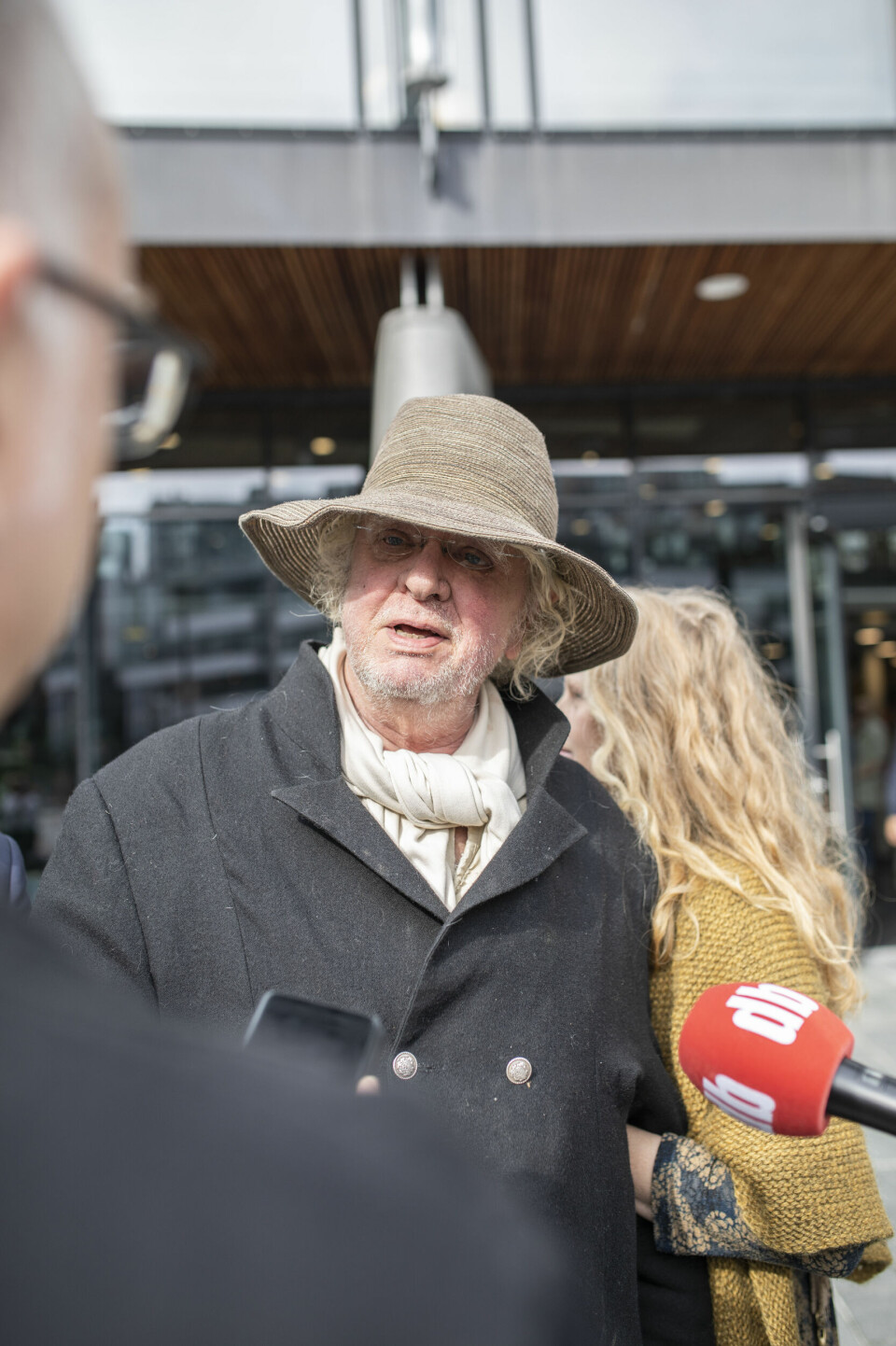 Odd Nerdrum møter pressen etter avdukingen av maleriet «Tre menn i en båt» Odd Nerdrum taler med pressen, her representert ved Bernt Erik fra Dagsavisen:)