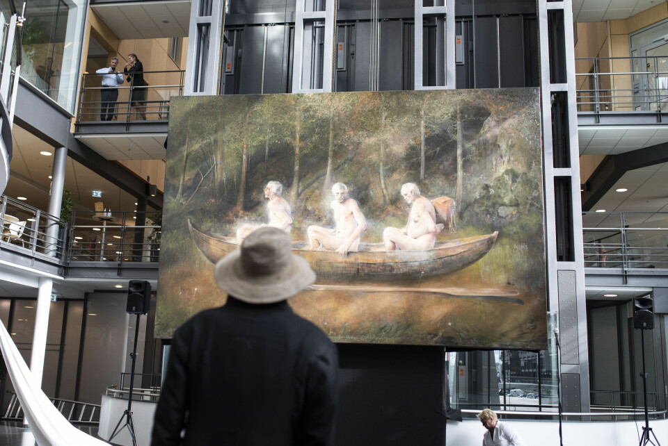 Odd Nerdrum ser på sitt eget kunstverk Tre menn i en båt rett etter avdukingen. Odd Nerdrum ser på sitt eget kunstverk Tre menn i en båt rett etter avdukingen.
