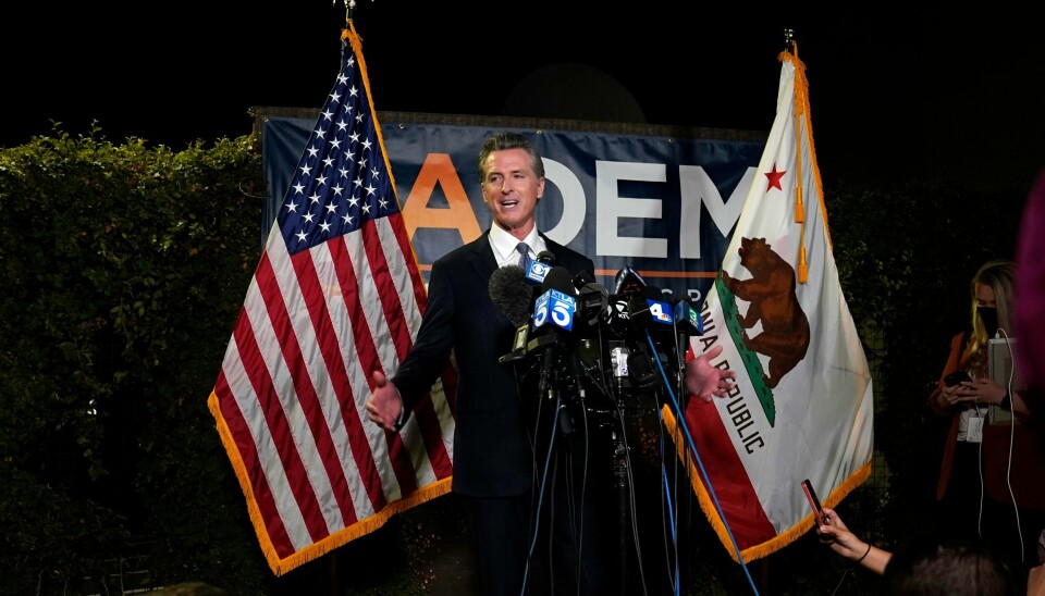 Californias demokratiske guvernør Gavin Newsom takket velgerne på en pressekonferanse sent tirsdag lokal tid. Han overlever etter alle solemerker tilbakekallingsvalget. Californias demokratiske guvernør Gavin Newsom takket velgerne på en pressekonferanse sent tirsdag lokal tid. Han overlever etter alle solemerker tilbakekallingsvalget. Foto: Rich Pedroncelli / AP / NTB