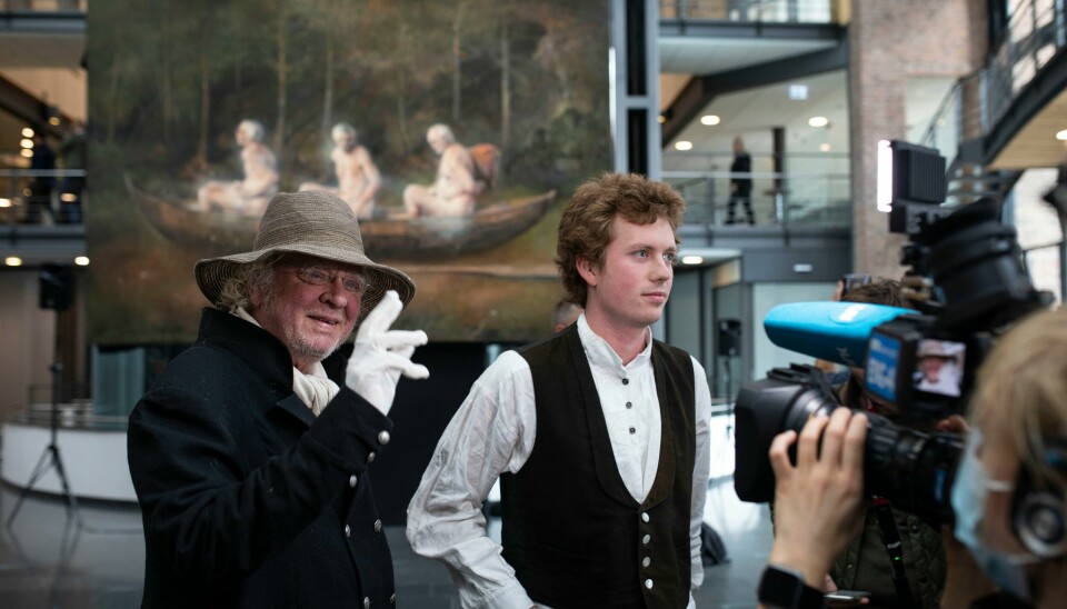 Odd Nerdrums maleri Tre menn i en båt prediker at det er håp selv om alt håp synes ute. Her Nerdrum og sønnen Øde Spildo Nerdrum under avdukingen av kunstverket på Tjuvholmen. Odd Nerdrums maleri Tre menn i en båt avdekkes på Tjuvholmen. Til høyre sønnen Öde Spildo Nerdrum