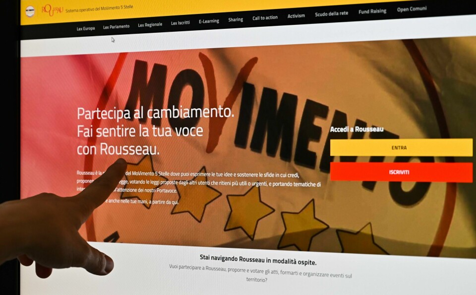Italienske Femstjernersbevegelsen brukte lenge plattformen Rousseau for å ta beslutninger og la medlemmene stemme fram både politikk og kandidater. «Delta i endringen. La din stemme bli hørt med Rousseau» står det på bildet. Italienske Femstjernersbevegelsen brukte lenge plattformen Rousseau for å ta beslutninger og la medlemmene stemme fram både politikk og kandidater.