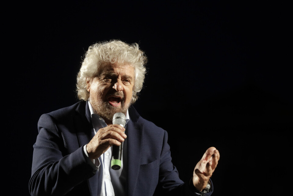 M5S-grunnlegger Beppe Grillo. M5S-grunnlegger Beppe Grillo har den siste tida fått kritikk for å ha forsvart sønnen sin, som sammen med tre andre menn er anklaget for seksuelt overgrep mot en kvinne. Ifølge Grillo var det samtykke.