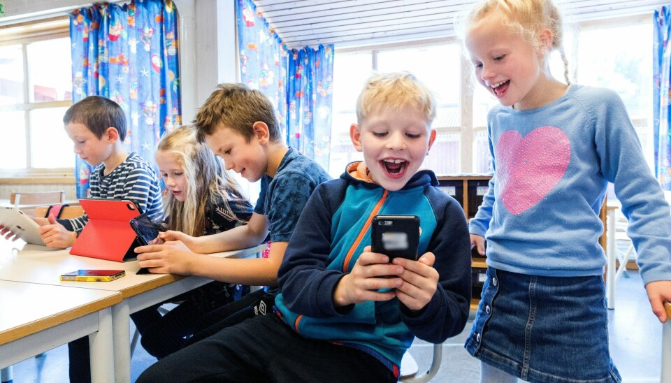 Når en lærer har med seg en småskoleklasse på tur i byen, så har alle elevene gule vester. Den samme ryggmargsrefleksen bør skolen ha når elevene sendes ut på nettet, skriver innleggsforfatterne. Når en lærer har med seg en småskoleklasse på tur i byen, så har alle elevene gule vester. Den samme ryggmargsrefleksen bør skolen ha når elevene sendes ut på nettet, skriver innleggsforfatterne.