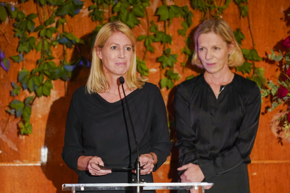 Mina Gerhardsen og Marte Gerhardsen under farens bisettelse. Mina Gerhardsen