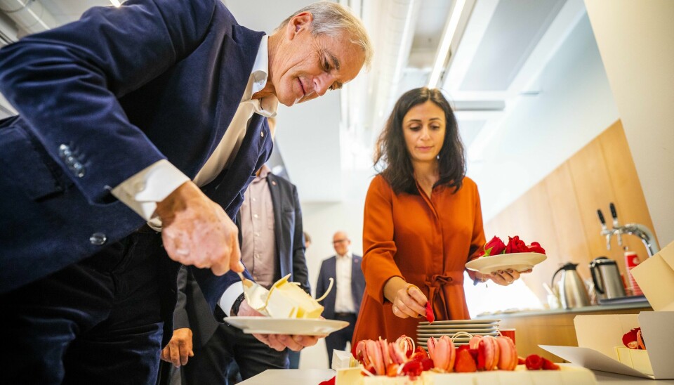 Ap-leder Jonas Gahr Støre feirer med kake på sentralstyremøtet dagen etter valgseieren i stortingsvalget 2021. Sentrastyremøtet finner sted på Arbeiderpartiets partikontor på Youngstorget i Oslo. Jonas Gahr Støre