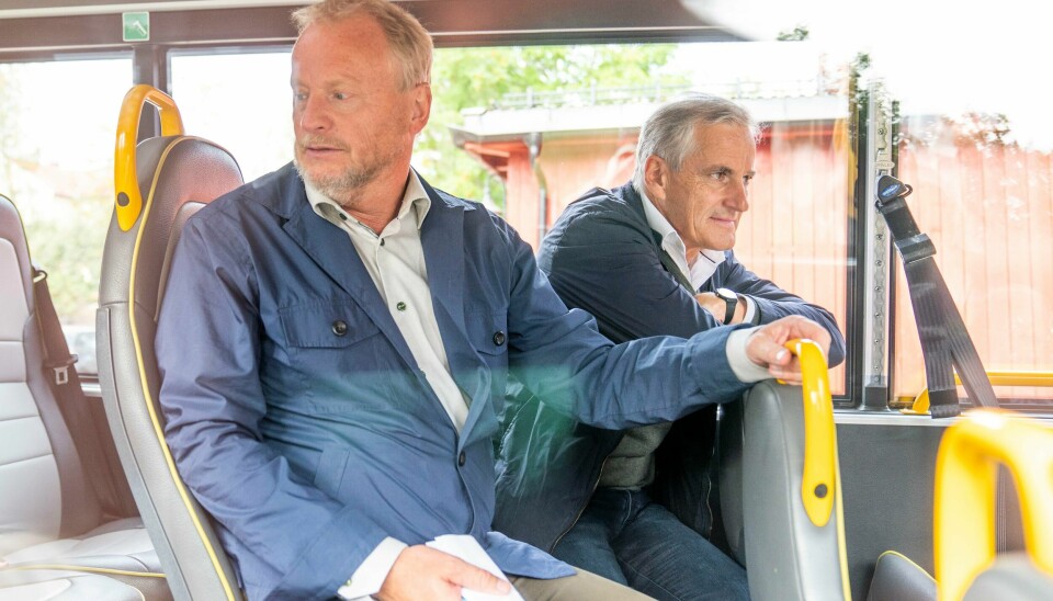 Byrådsleder i Oslo Raymond Johansen under et besøk på Årvoll sammen med Ap-leder Jonas Gahr Støre under valgkampen. Ap-leder Jonas Gahr Støre og byrådsleder Raymond Johansen (Ap) fikk mandag rulle med en av de rosa bussene i bydel Bjerke i Oslo. De rosa bussene tilbyr transport til eldre over 67 år. Foto: Torstein Bøe / NTB