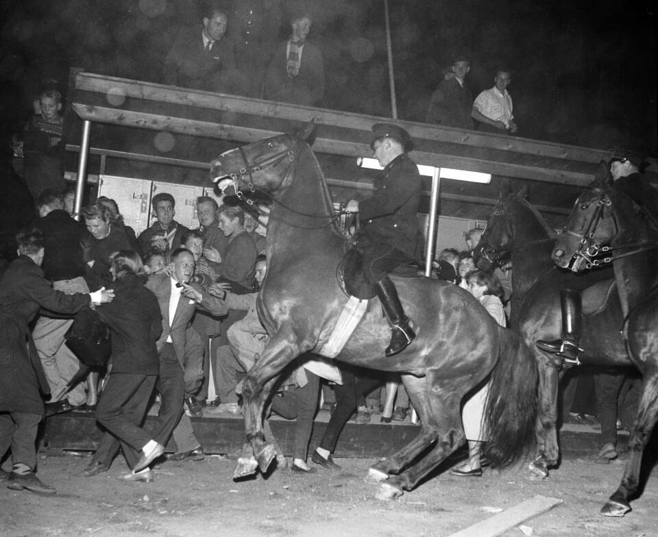 Politiet var klar med hester og batonger, og slo hardt ned på ungdomsopptøyene som fulgte etter visningen av «Rock Around the Clock» på Sentrum kino i den 20. september 1956. I løpet av tre dager ble 79 ungdommer arrestert. Foto: NTB arkiv / NTB Politiet var klar med hester og batonger, og slo hardt ned på ungdomsopptøyene som fulgte etter visningen av «Rock Around the Clock» på Sentrum kino i den 20. september 1956. I løpet av tre dager ble 79 ungdommer arrestert. Foto: NTB arkiv / NTB