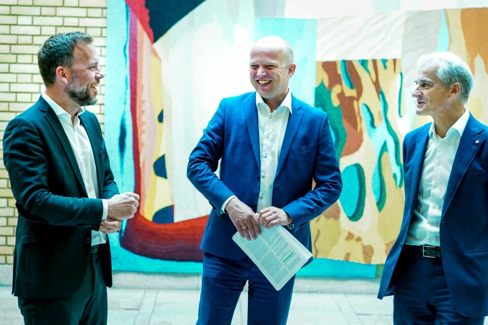 Ap-leder Jonas Gahr Støre t.h. , Sp-leder Trygve Slagsvold Vedum og SV-leder Audun Lysbakken i et hjertelig øyeblikk i Stortinget. Ap-leiar Jonas Gahr Støre (t.h.), Sp-leiar Trygve Slagsvold Vedum og SV-leiar Audun Lysbakken (t.v.) er avhengige av støtte frå anten Raudt eller MDG, viser partimålinga til Dagens Næringsliv. Foto: Terje Pedersen / NTB / NPK