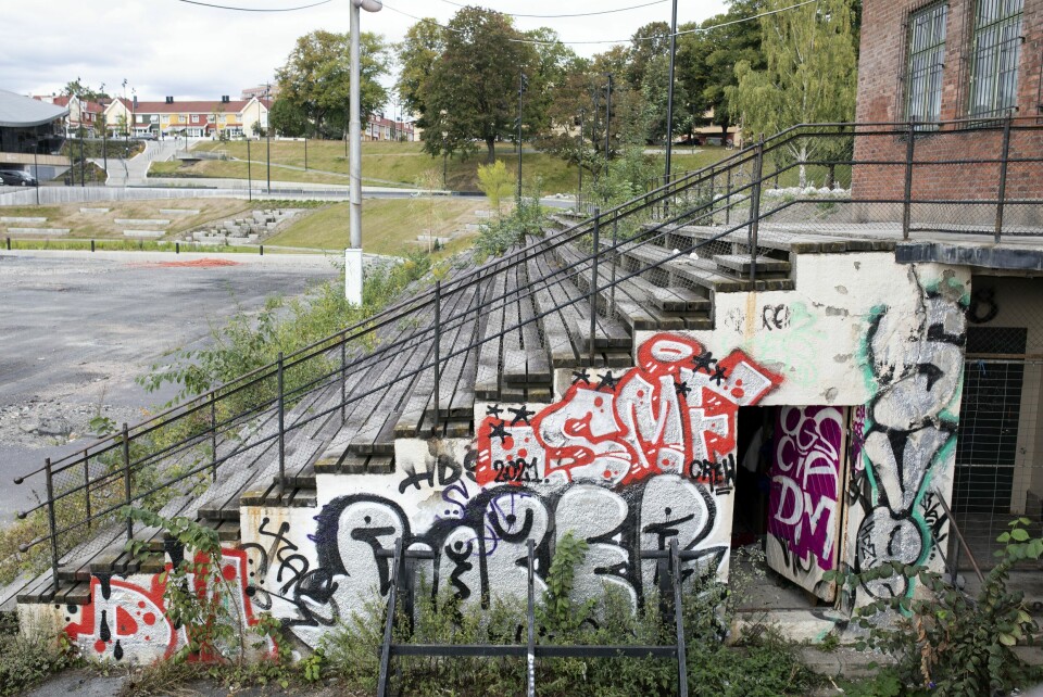 Nå blir det nye tribuner på Jordal idrettspark. Nå blir det nye tribuner på Jordal idrettspark.