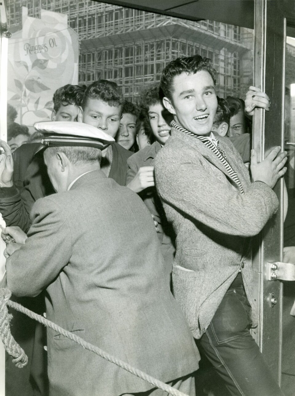 Rockeopptøyene 20. september 1956 startet utenfor Sentrum kino etter premieren på «Rock around the clock», i norsk presse omtalt som en jazzfilm. Rockeopptøyene 20. september 1956 startet utenfor Sentrum kino etter premieren på «Rock around the clock», i norsk presse omtalt som en jazzfilm.