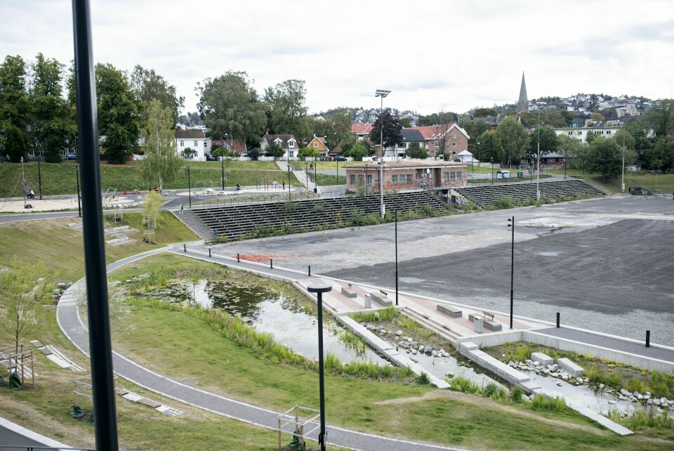 Til våren vil hele Jordal idrettspark være oppgradert med totalrehabilitert klubbhus, nye tribuner, kunstgress med undervarne, og ny skatepark. Til våren vil hele Jordal idrettspark være oppgradert med totalrehabilitert klubbhus, nye tribuner, kunstgress med undervarne, og ny skatepark.