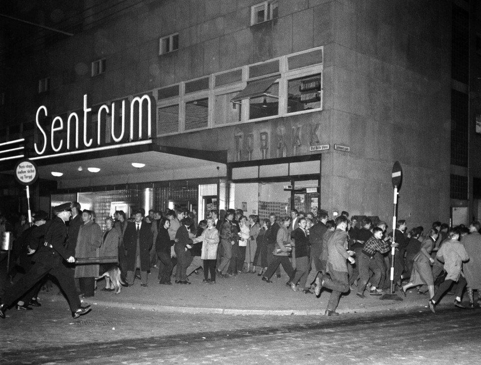 Politiet gikk til aksjon med køller mot folkemengden som var samlet utenfor Sentrum kino etter at filmen var over. Politiet gikk til aksjon med køller mot folkemengden som var samlet utenfor Sentrum kino etter at filmen var over.
