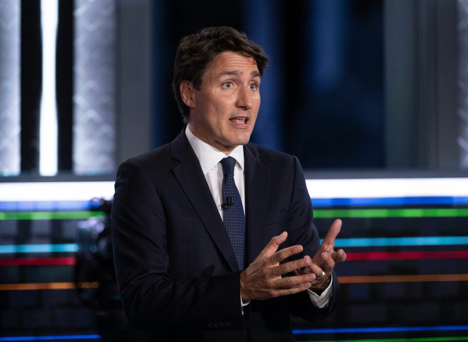 Sittende statsminister Justin Trudeau håper å hanke inn mer støtte i mandagens nyvalg, men det går mot dødt løp mellom Trudeaus liberale parti og De konservative. Statsminister og leder for Det liberale partiet, Justin Trudeau, kjemper for gjenvalg. Foto: Justin Tang / The Canadian Press via AP / NTB