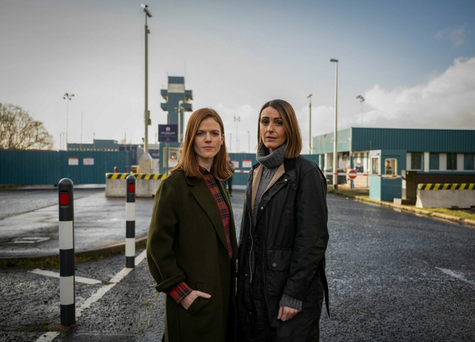 Etterforsker Silva får hjelp av kollega Kirsten Longacre (Rose Leslie), som tar seg av politiarbeidet på land. Etterforsker Silva får hjelp av kollega Kirsten Longacre (Rose Leslie), som tar seg av politiarbeidet på land.