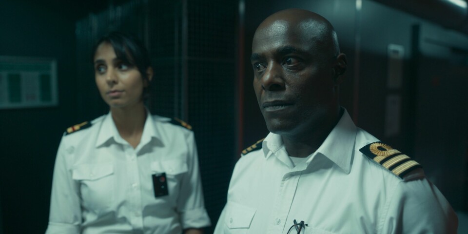 Kaptein Newsome (Paterson Joseph) er ikke spesielt begeistret over å ha politiet om bord på ubåten hans. Til venstre løytnant Docherty (Anjil Mohindra). Kaptein Newsome (Paterson Joseph) er ikke spesielt begeistret over å ha politiet om bord på ubåten hans. Til venstre løytnant Docherty (Anjil Mohindra).
