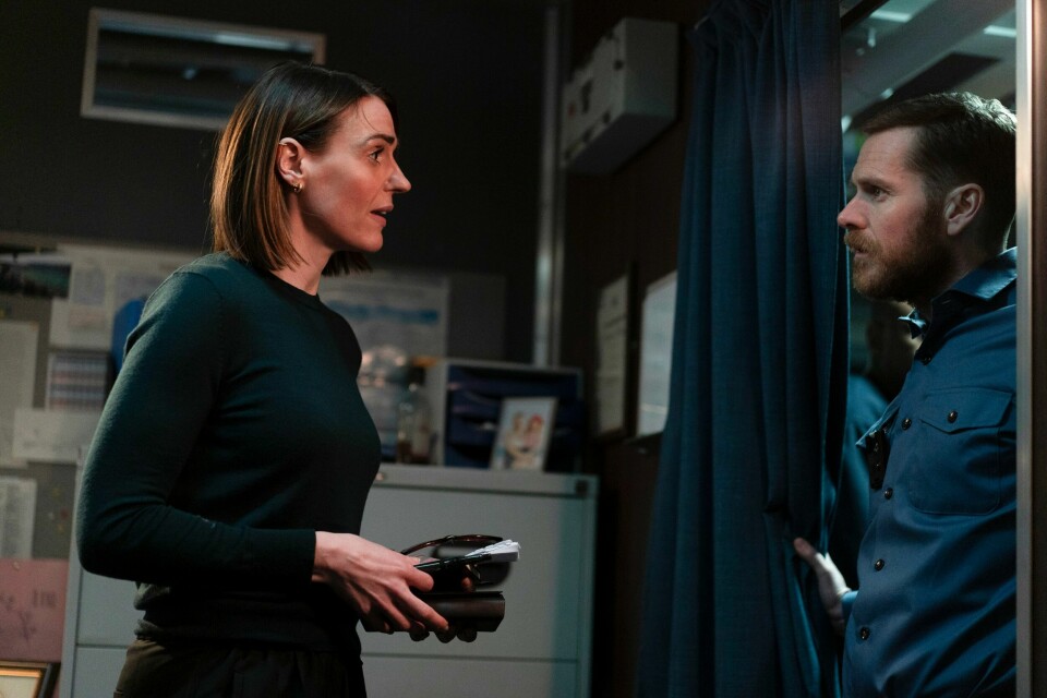 Shaun Evans, kjent for norske krimfans som den unge inspektør Morse, spiller offiseren som hjelper Amy Silva med politiarbeidet. Shaun Evans, kjent for norske krimfans som den unge inspektør Morse, spiller offiseren som hjelper Amy Silva med politiarbeidet.
