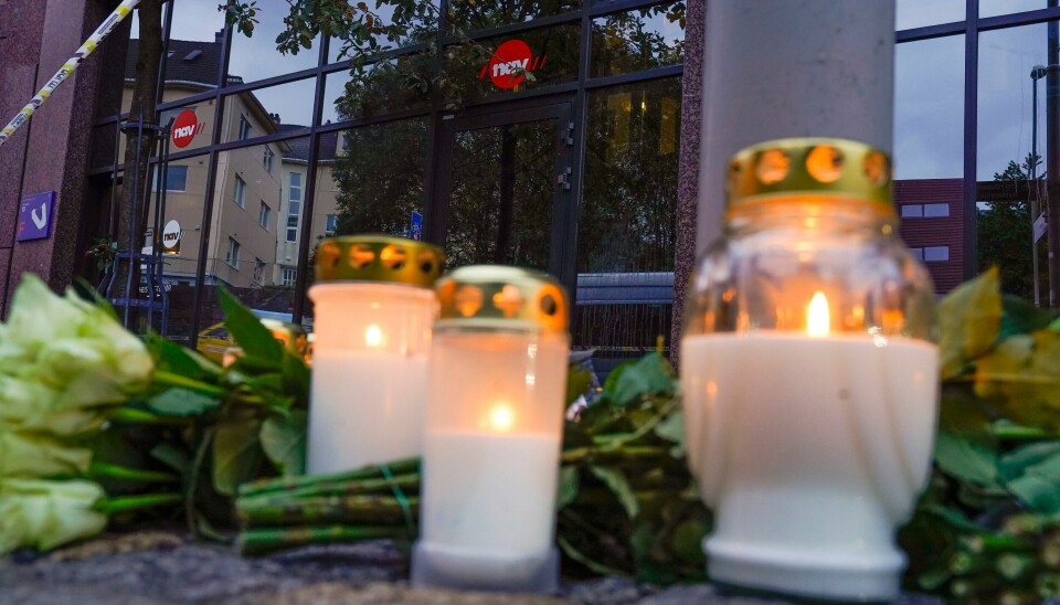 Blomster er lagt ned ved et Nav-kontor på Danmarksplass i Bergen, etter at en av de ansatte ble drept på jobb. .