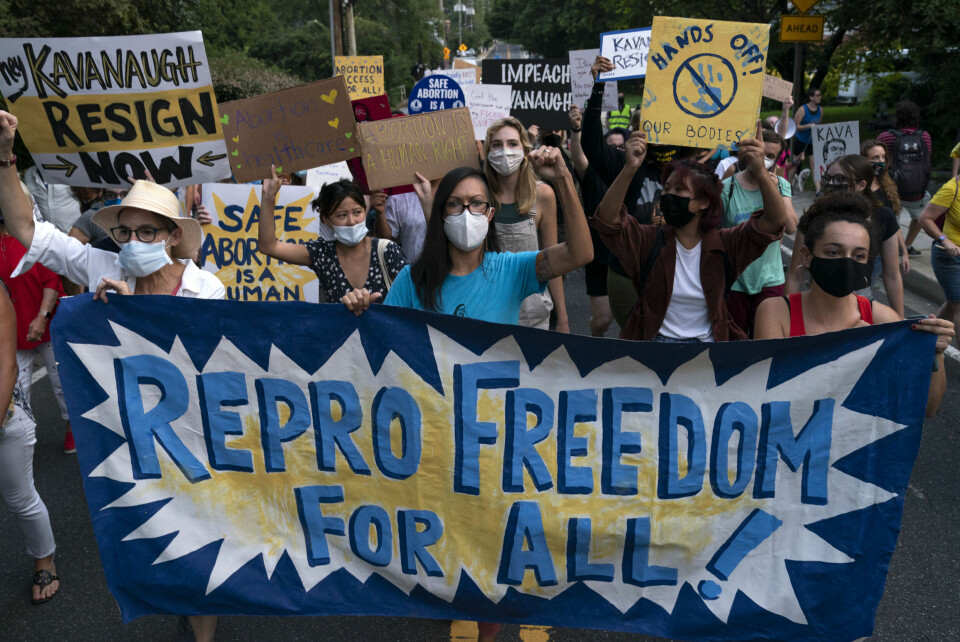 Abortforkjempere demonstrerte tidligere i september foran hjemmet til høyesterettsdommer Brett Kavanaugh etter at domstolen ikke satte ned foten for Texas' nye og strenge abortlov. Abortforkjempere demonstrerte tidligere i september foran hjemmet til høyesterettsdommer Brett Kavanaugh etter at domstolen ikke satte ned foten for Texas' nye og strenge abortlov.