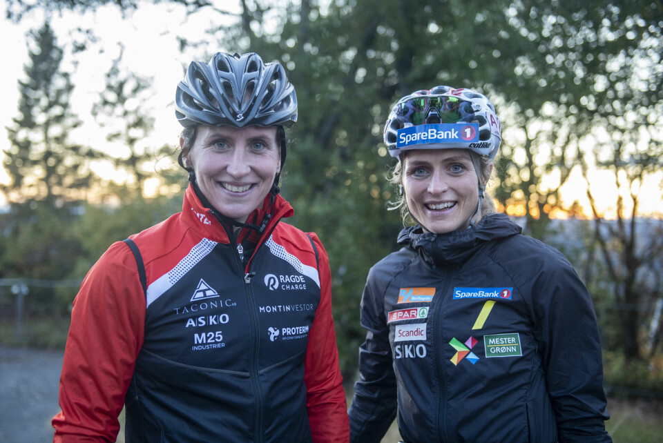 Marit Bjørgen og Therese Johaug etter rulleskirennet opp til Tryvann torsdag. Marit Bjørgen og Therese Johaug etter rulleskirennet opp til Tryvann torsdag.