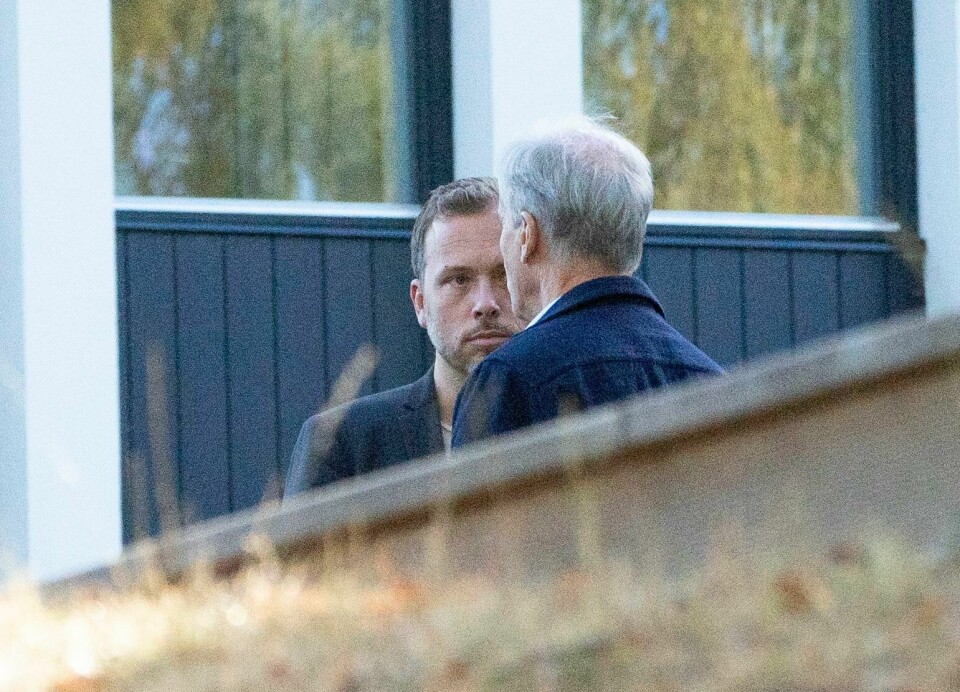 SV-leder Audun Lysbakken og Ap-leder Jonas Gahr Støre i fortrolig samtale utenfor Hurdalsjøen Hotell, hvor de tre rødgrønne partiene er samlet til sonderinger torsdag. SV-leder Audun Lysbakken og Ap-leder Jonas Gahr Støre i fortrolig samtale utenfor Hurdalsjøen Hotell, hvor de tre rødgrønne partiene er samlet til sonderinger torsdag. Foto: Torstein Bøe / NTB