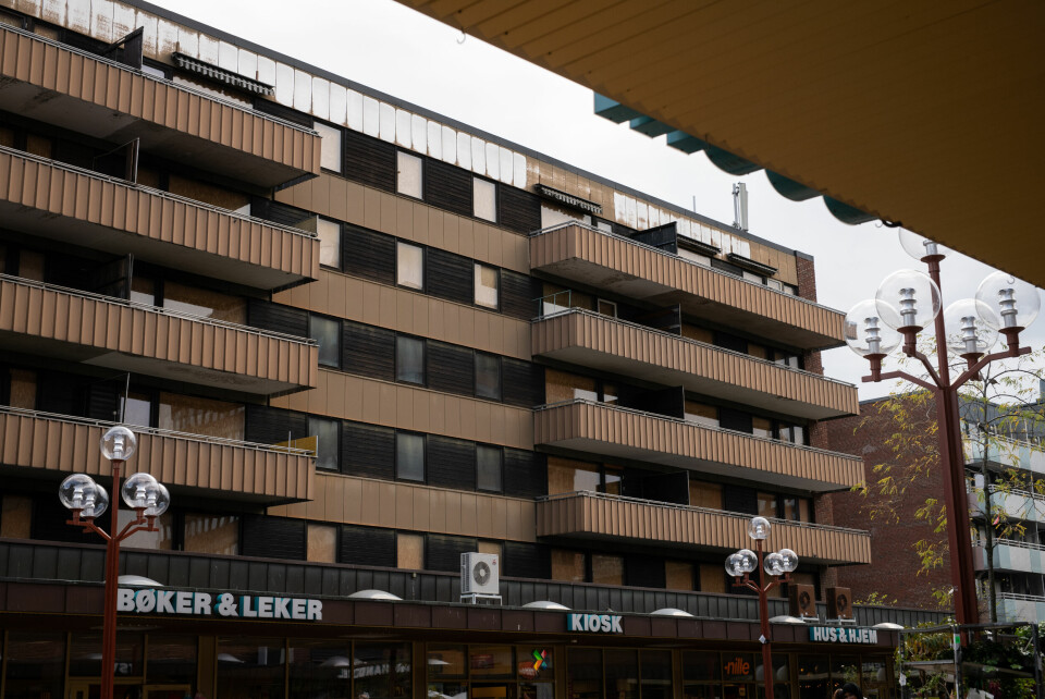 Hagegata 30 ligger midt på Tøyen torg, og første etasje eies ikke av Oslo kommune, men leies ut til flere butikker og Deichmanske bibliotek. Tøyen Torg, Hagegata 30.