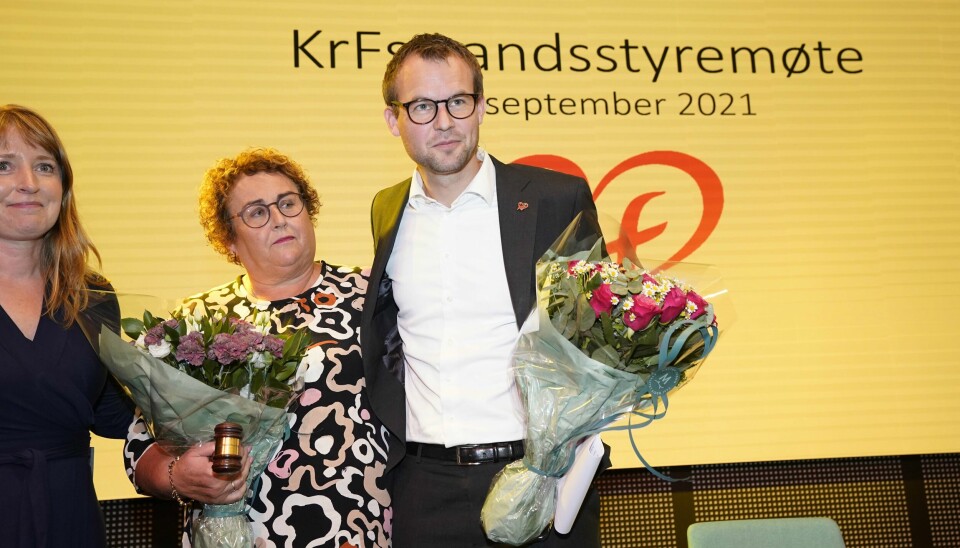 Fungerende partileder Kjell Ingolf Ropstad i KrF overrekker lederklubba til påtroppende leder Olaug Bollestad på KrFs landsstyremøte på Thon Hotel i Oslo. Fungerende partileder Kjell Ingolf Ropstad i KrF overrekker lederklubba påtroppende leder Olaug Bollestad på KrFs landsstyremøte på Thon Hotel i Oslo. Foto: Lise Åserud / NTB