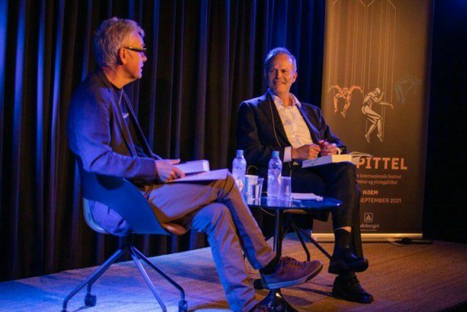 Tore Rem under lansering av «Olav V: Krigeren. 1940-45» på Kapittel-festivalen i Stavanger, ble intervjuet på scenen av Tom Hetland (til v.) Tore Rem under lansering av 'Kong Olav: Krigeren' på Kapittel-festivalen i Stavanger