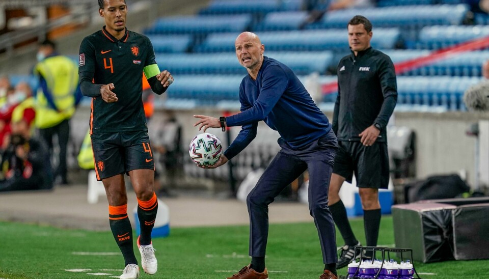 Nederlands Virgil van Dijk og Norges landslagssjef Ståle Solbakken under VM-kvalifiseringskampen 1. september. Nå kan et større publikum komme. Nederlands Virgil van Dijk og Norges landslagssjef Ståle Solbakken under VM-kvalkampen i fotball. Foto: Stian Lysberg Solum / NTB