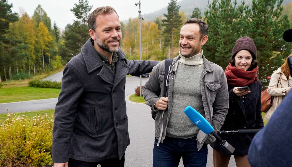 Audun Lysbakken (Sv) og Torgeir Knag Fylkesnes ankommer Hurdalsjøen hotell til sonderinger mellom Ap, SV og Sp. Audun Lysbakken (Sv) og Torgeir Knag Fylkesnes ankommer Hurdalsjøen hotell til sonderinger mellom Ap, SV og Sp.Foto: Lise Åserud / NTB