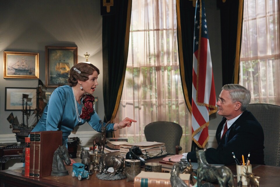 Kronprinsesse Märtha (Sofia Helin) og president Franklin D. Roosevelt (Kyle MacLachlan) er klare for seerne til høsten. Foto: Cinenord / NRK Kronprinsesse Märtha (Sofia Helin) og president Franklin D. Roosevelt (Kyle MacLachlan) er klare for seerne til høsten. Foto: Cinenord / NRK
