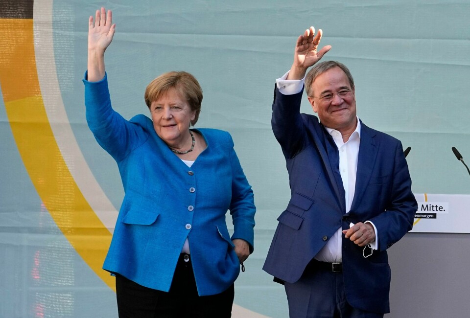 Avtroppende statsminister Angela Merkel sammen med CDU-kandidat Armin Laschet i Aachen lørdag, dagen før valget i Tyskland der Merkel håper at Laschet velges til å etterfølge henne. Avtroppende statsminister Angela Merkel sammen med CDU-kandidat Armin Laschet i Aachen lørdag, dagen før valget i Tyskland der Merkel håper at Laschet velges til å etterfølge henne. Foto: Martin Meissner / AP / NTB