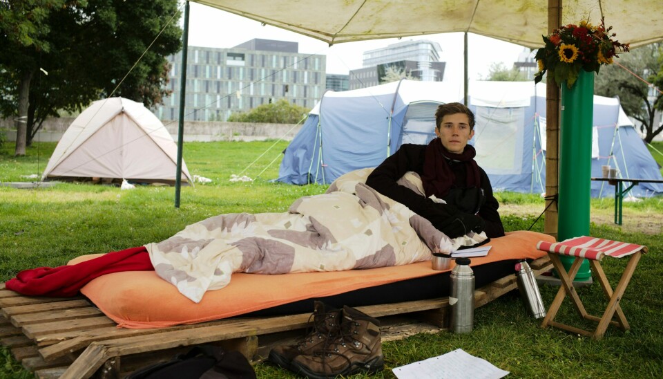 Klimaaktivisten Henning Jeschke (24) avsluttet lørdag en 26 dager lang sultestreik utenfor Riksdagen i Berlin. Klimaaktivisten Henning Jeschke (24) avsluttet lørdag en 26 dager lang sultestreik utenfor Riksdagen i Berlin. Foto: Markus Schreiber / AP / NTB