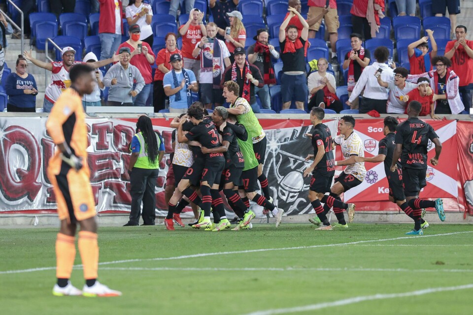 Red Bulls spiss Patryk Klimala (10) jubler etter å ha scoret på straffe på New York City FC keeper Sean Johnson i erbyet på Red Bull Arena. Red Bulls spiss Patryk Klimala (10) jubler etter å ha scoret på straffe på New York City FC keeper Sean Johnson i erbyet på Red Bull Arena.