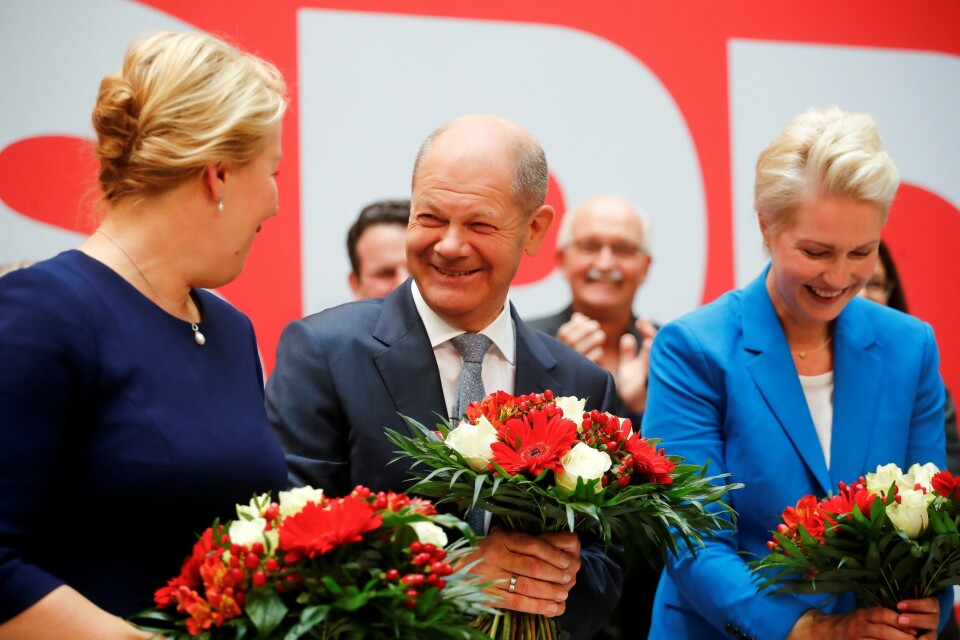 Sosialdemokratiske Olaf Scholz ligger an til å bli ny kansler i Tyskland etter valget søndag. Her med SPD-leder Manuela Schwesig i Mecklenburg-Vorpommern og SPD-medlem Franziska Giffey.