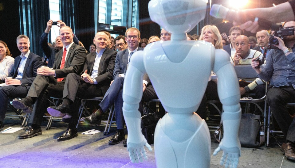 «Det offentlige elsker data og energislukende 5G/datalagring, og burde i det minste innse at AI (kunstig intelligens) kan rydde opp i vårt eget overbyråkrati.» skriver Ulf Tolfsen. Illustrasjonsfoto: https://www.dagsavisen.no/nyheter/2021/04/28/linn-38-ble-naver-jeg-sa-et-system-hvor-effektivitet-er-viktigere-enn-a-hjelpe-sarbare-mennesker/