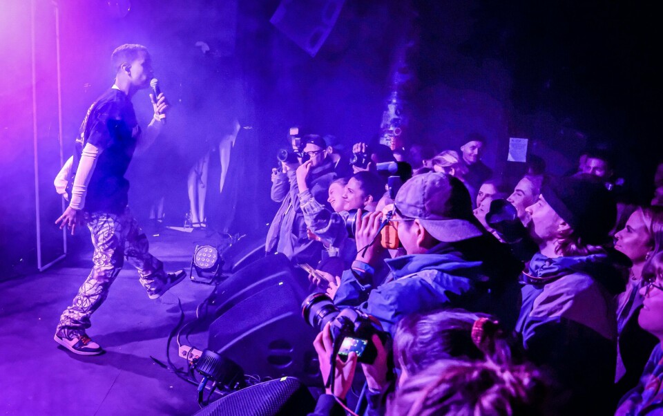 Bylarmlivet på sitt beste, med Isah på Blå i fjor. I år avslutter han festivalen, på Sentrum Scene ved midnatt lørdag. Isah, Blå, Bylarm, 2020.
