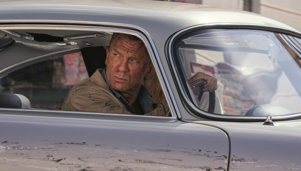 James Bond i Daniel Craigs skikkelse for siste gang i «No Time To Die», en ambisiøs, tettpakket og overlesset historie, som plasserer James Bond i situasjoner han aldri har vært i tidligere, med scener innspilt i Norge. «No Time To Die», James Bond