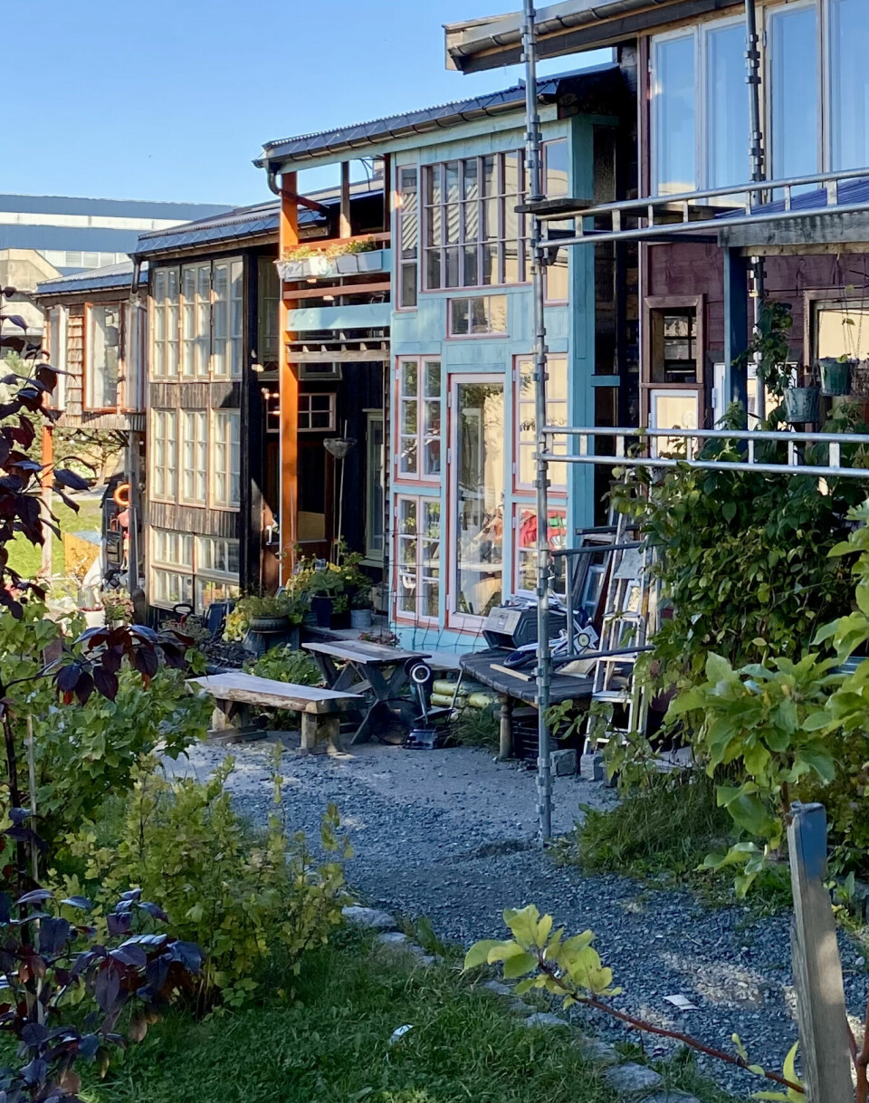 De bærekraftige Selvbyggerhusene (Nøisom arkitekter) er nylig ferdigstilt, og består av fem familieboliger i rekke som beboerne selv har bygget, blant annet med gjenbruksmaterialer. Prisen for hver enhet kom på en halv million, og bidrar til å holde husleien nede. De bærekraftige Selvbyggerhusene (Nøisom arkitekter) er nylig ferdigstilt, og består av 5 familieboliger i rekke som beboerne selv har bygget, blant annet med gjenbruksmaterialer. Prisen for hver enhet kom på en halv million, og bidrar til å holde husleien nede.