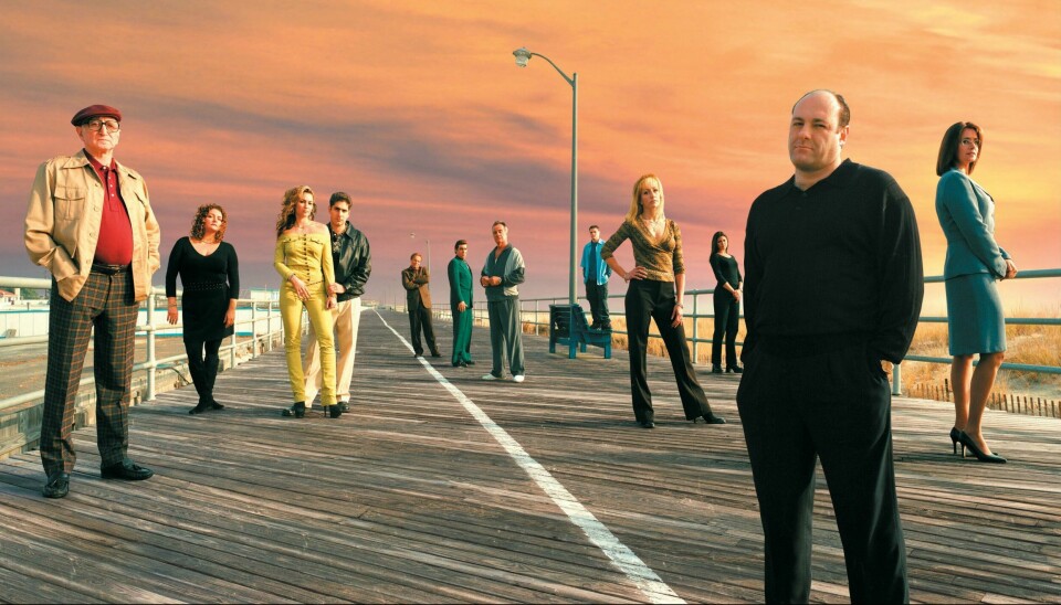 Tony Soprano og de to familiene hans samlet på ett brett. To tiår etter at serien ble tidenes TV-snakkis har den fått en ny generasjon av fans. Tony Soprano og de to familiene hans samlet på ett brett. To tiår etter at serien ble tidenes TV-snakkis har den fått en ny generasjon av fans.