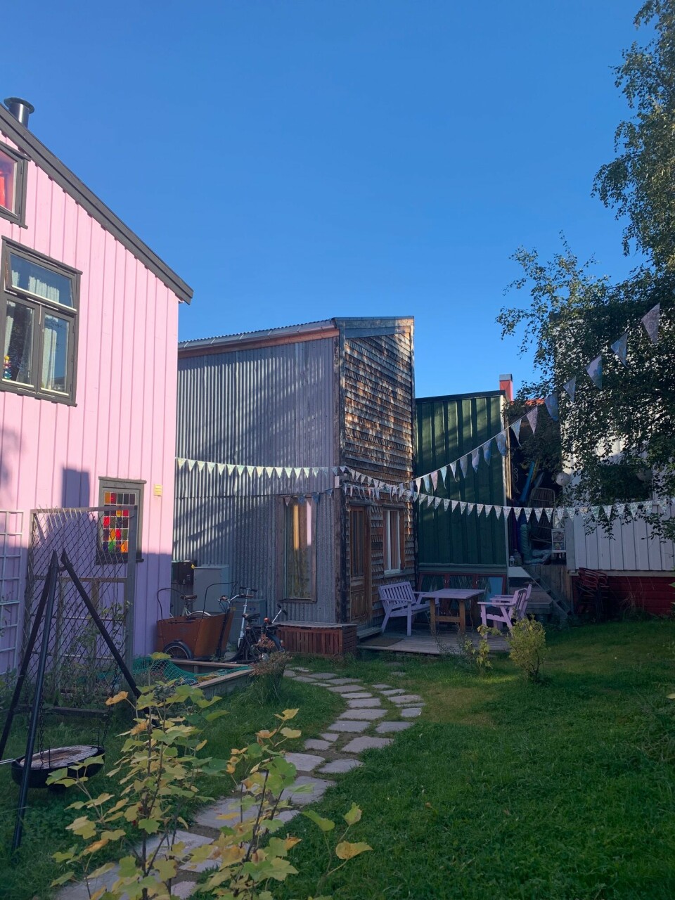 Selvbygget felleshus og Svartlamon-stemning. Selvbygget felleshus og Svartlamon-stemning.