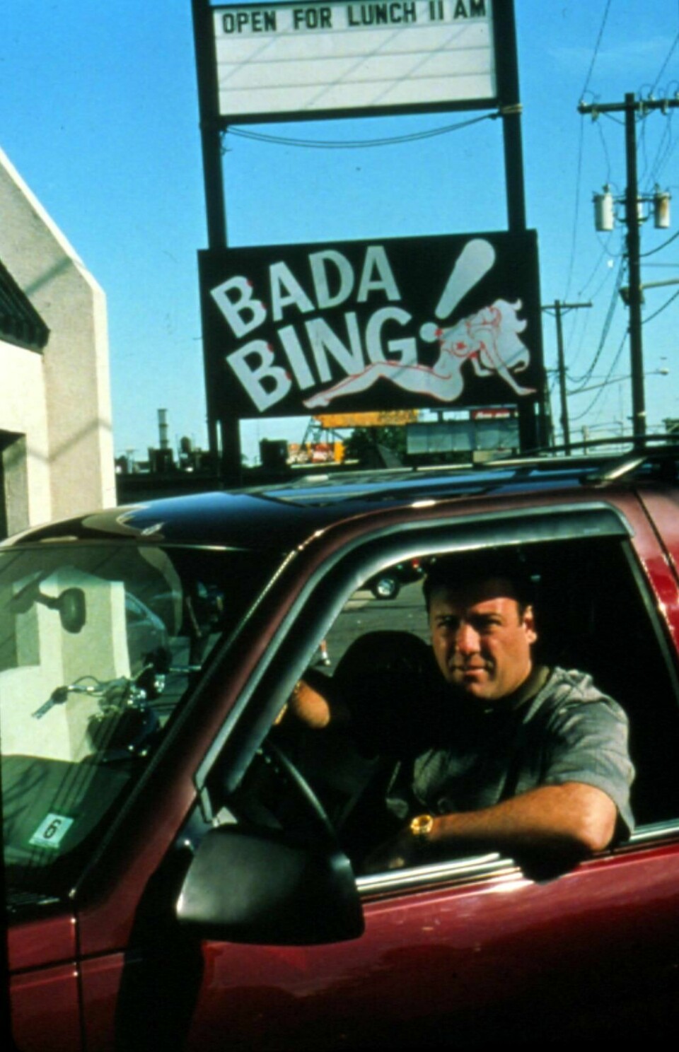 Tony Soprano (James Gandolfini) utenfor strippebula Bada Bing!, samlingsstedet for de innvidde. Tony Soprano (James Gandolfini) utenfor strippebula Bada Bing!, samlingsstedet for de innvidde.