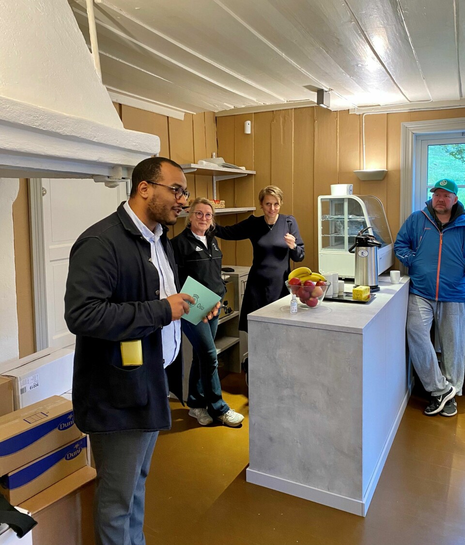 Byråd for idrett, kultur og frivillighet, Omar Samy Gamal (SV) stod for åpningen av de to rehabiliterte portnerboligene på Caltexløkka.