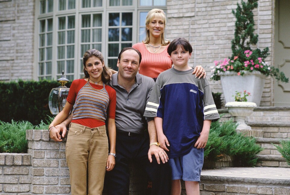 Kjernefamilien Sopranos - Tony og kona Carmela (Edie Falco) med barna Meadow (Jamie-Lynn Sigler) og Anthony junior (Robert Iler) utenfor den fasjonable villaen på drøy 500 kvadratmeter i et av New Jerseys bedre strøk. Kjernefamilien Sopranos - Tony og kona Carmela (Edie Falco) med barna Meadow (Jamie-Lynn Sigler) og Anthony junior (Robert Iler) utenfor den fasjonable villaen på drøy 5500 kvadratmeter i et av New Jerseys bedre strøk.