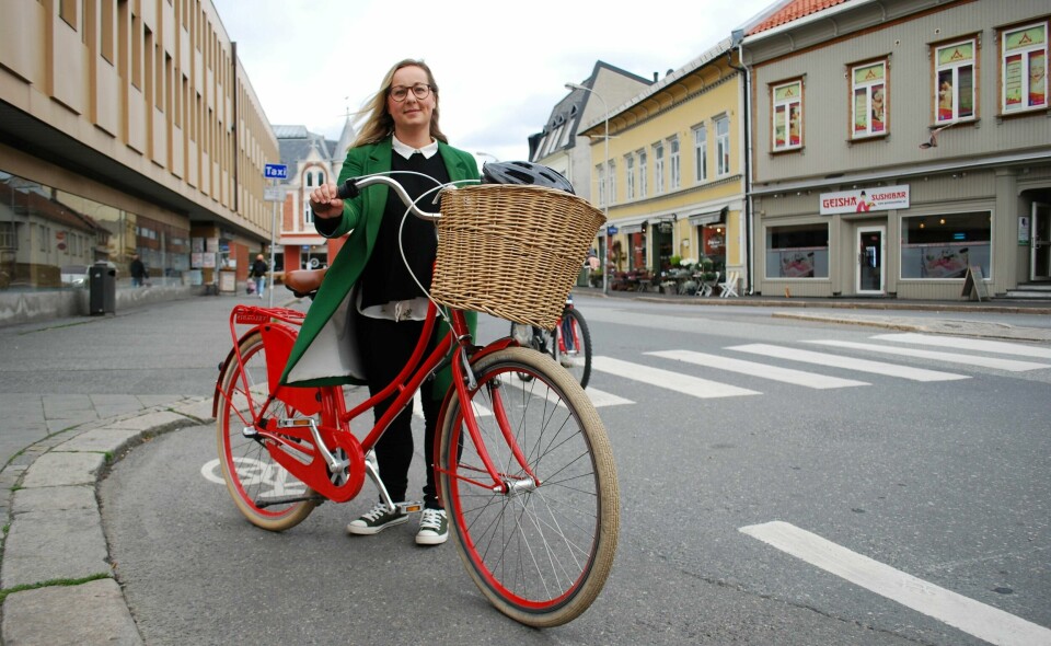 SYNLIG: Hanne Brostrøm er ofte ute med sin store røde tohjuling, og nå jobber hun for å få flere til å hive seg på sykkelsetet. Her ved sykkelfeltet i Farmanns gate i Fredrikstad.