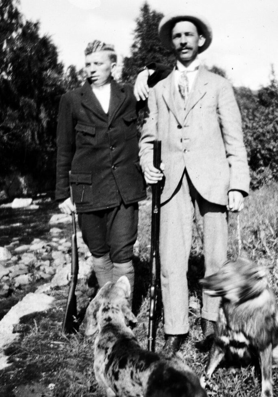 To jegere med hund ca. 1920-1935 i Maridalen. To jegere med hund ca. 1920-1935 i Maridalen.