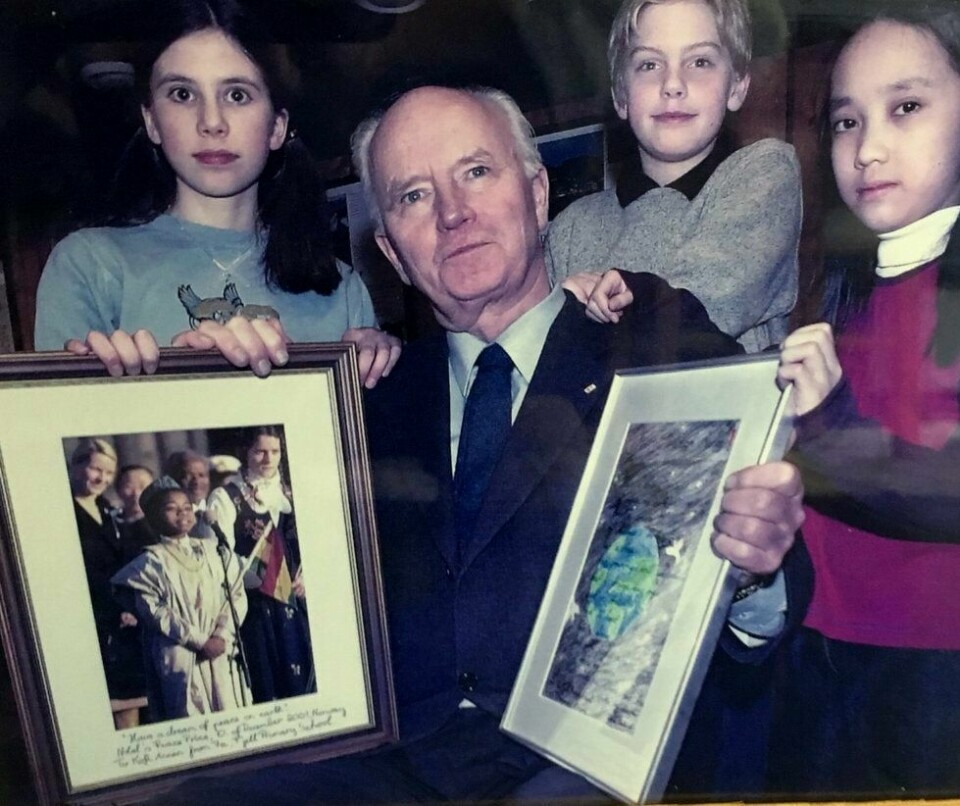 Store, lille Verden: Thorvald Stoltenberg ble rørt da han besøkte Fjell skole i 2001. For en uke siden talte han igjen i Drammen. FOTO: PRIVAT